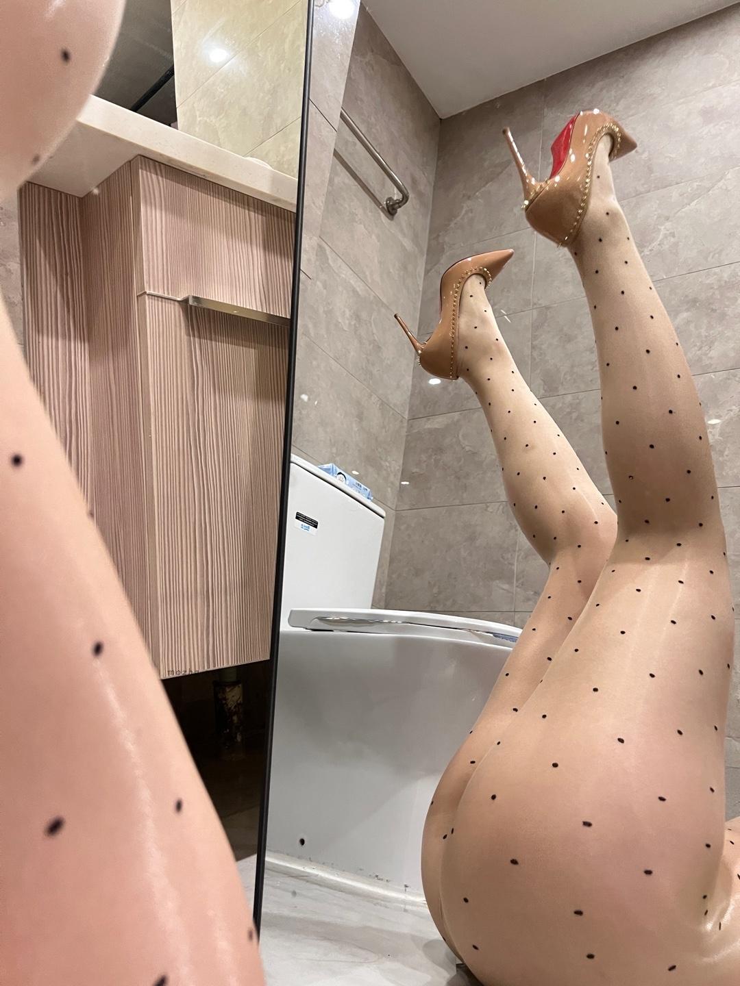 120斤的小王同学 – 浴室波点【21P】